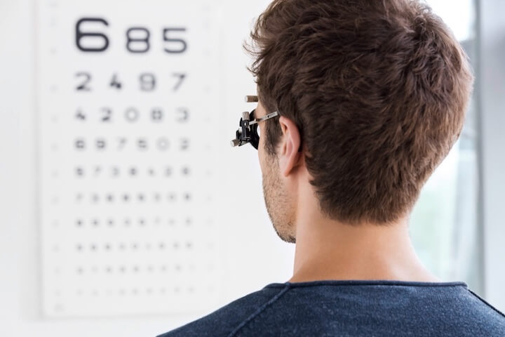 Sehtest beim Patienten Augenarztpraxis Britz Süd